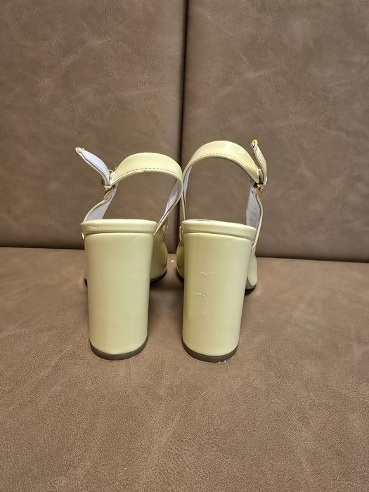 Обувки на дебел ток GiAnni