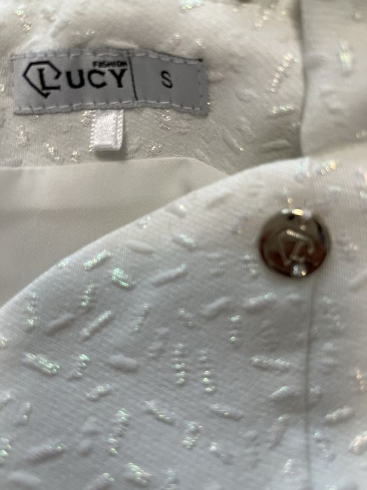 Бяла рокля със сиво по нея