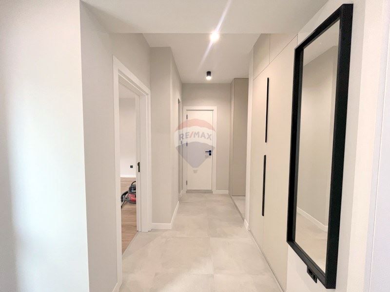 Продава се Четиристаен апартамент в Варна, Нептун - 102 кв.м за 2500 €/кв.м - Снимка #11