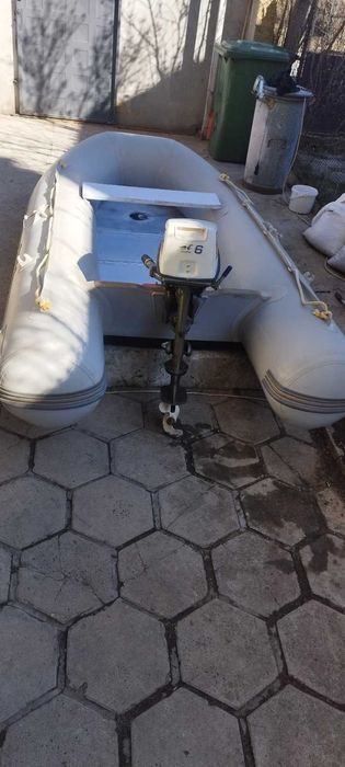 Лодка с двигател