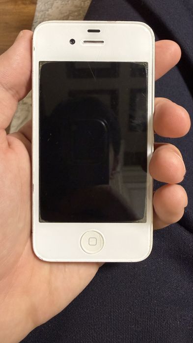 Iphone 4 s oq rangda xolati ortacha yaxshi tutilgan