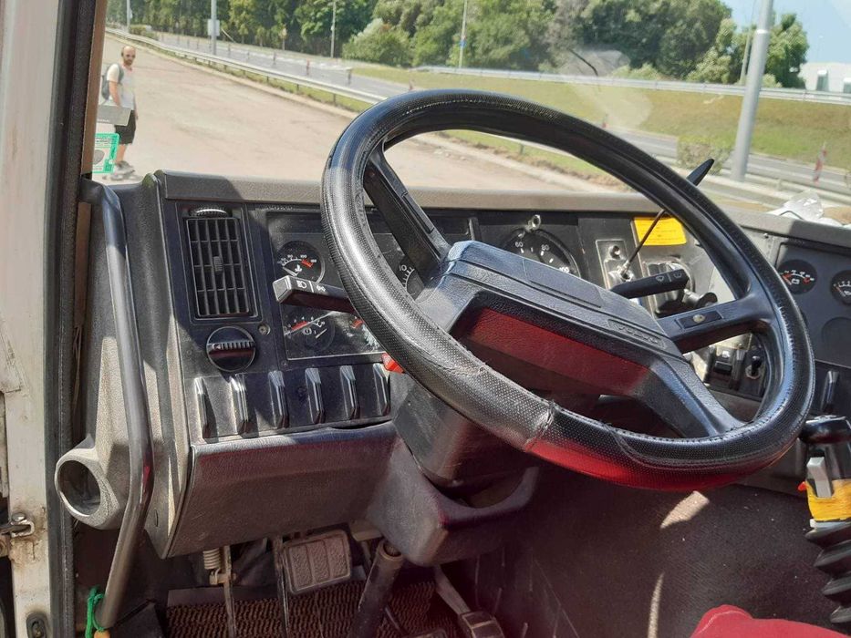 Тристранен самосвал с кран Volvo FL 7