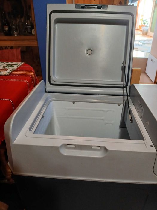 Хладилник с компресор за кола Mobicool 38l