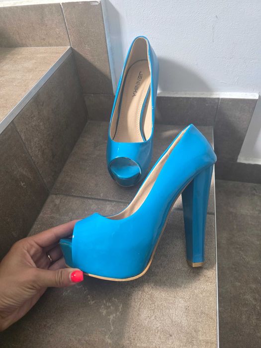 Дамски сандали на ток