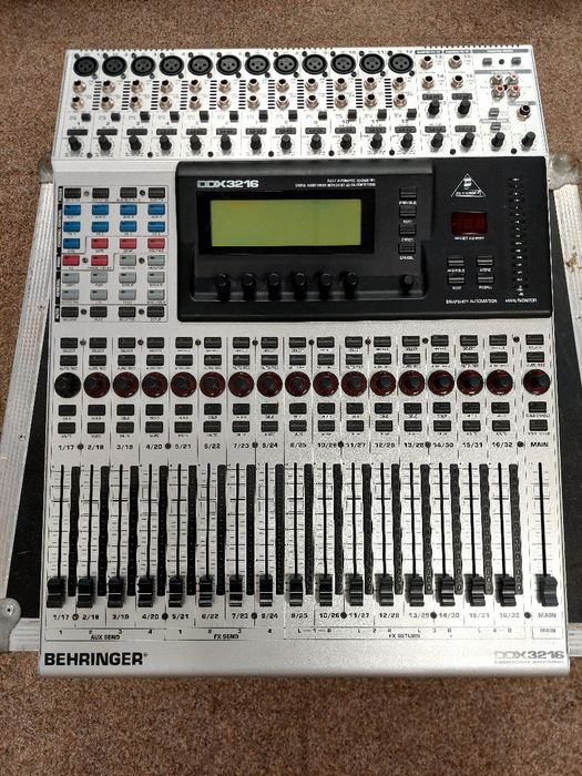 Mixer digital profesional Behringer