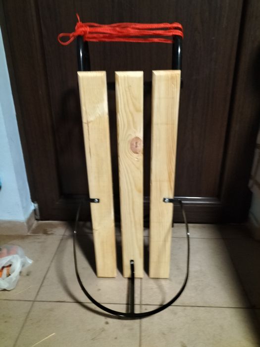 Sanie din lemn si metal cu spatar