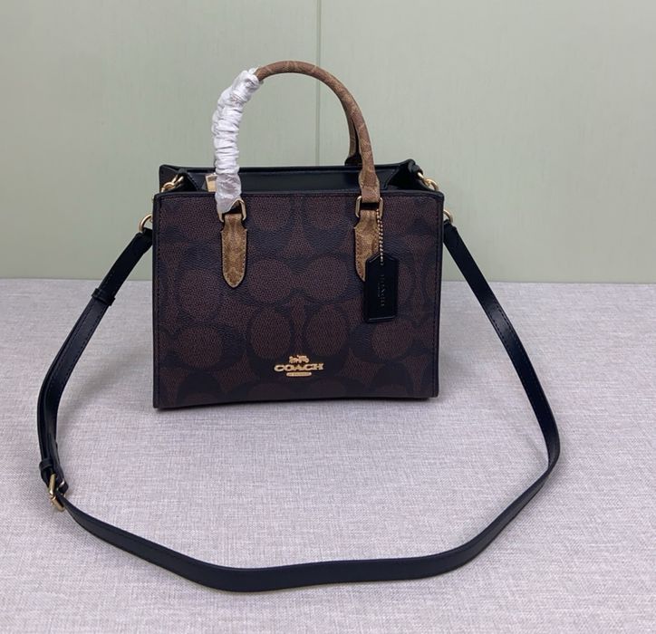 Coach Maggie Small Tote Bag – Стил, функционалност и градска елегантност