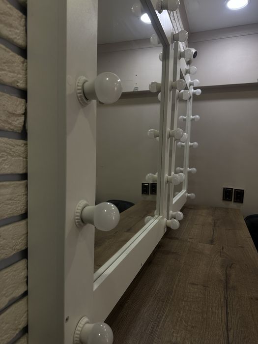 Стол для визажистов с зеркалом