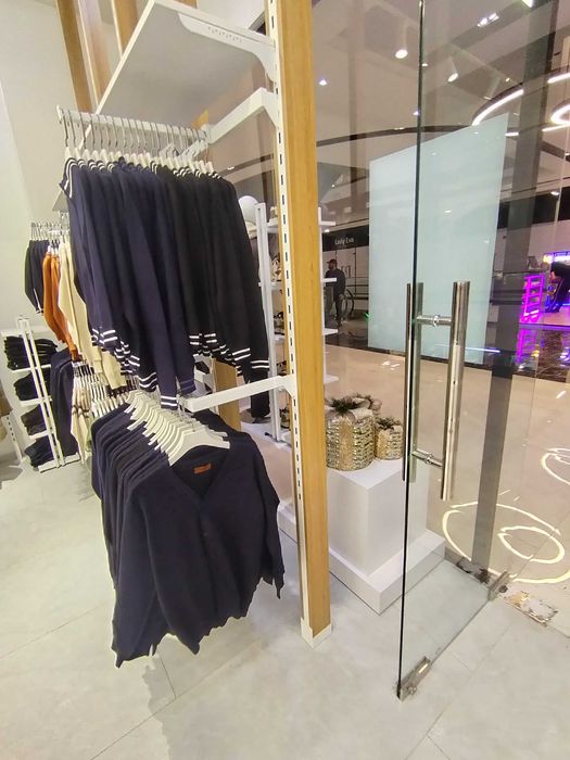 Вешалки и стеллажи для магазина одежды