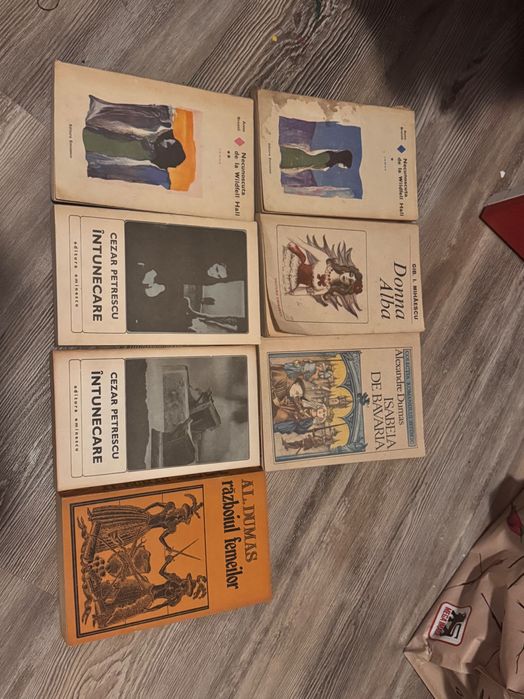 Lot de cărți , în stare excelenta