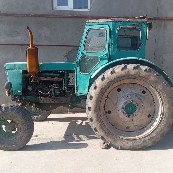 Traktor sotiladi T 40