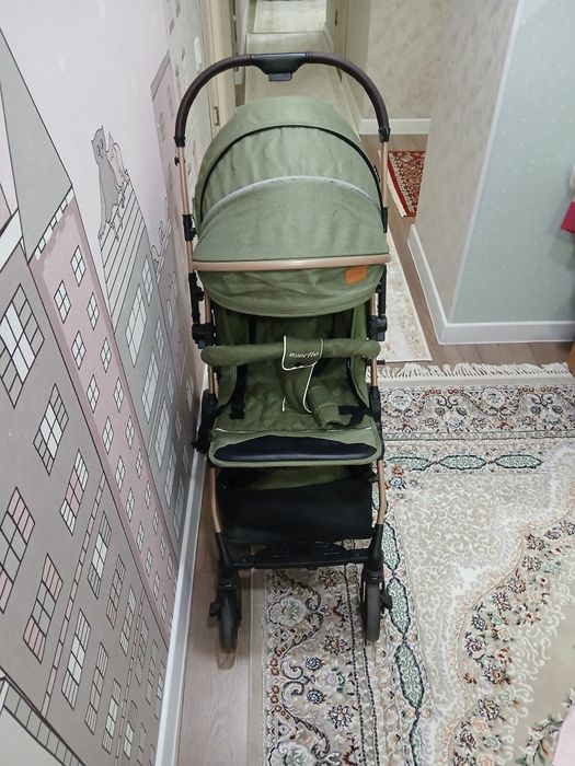 Детская коляска зелёного цвета