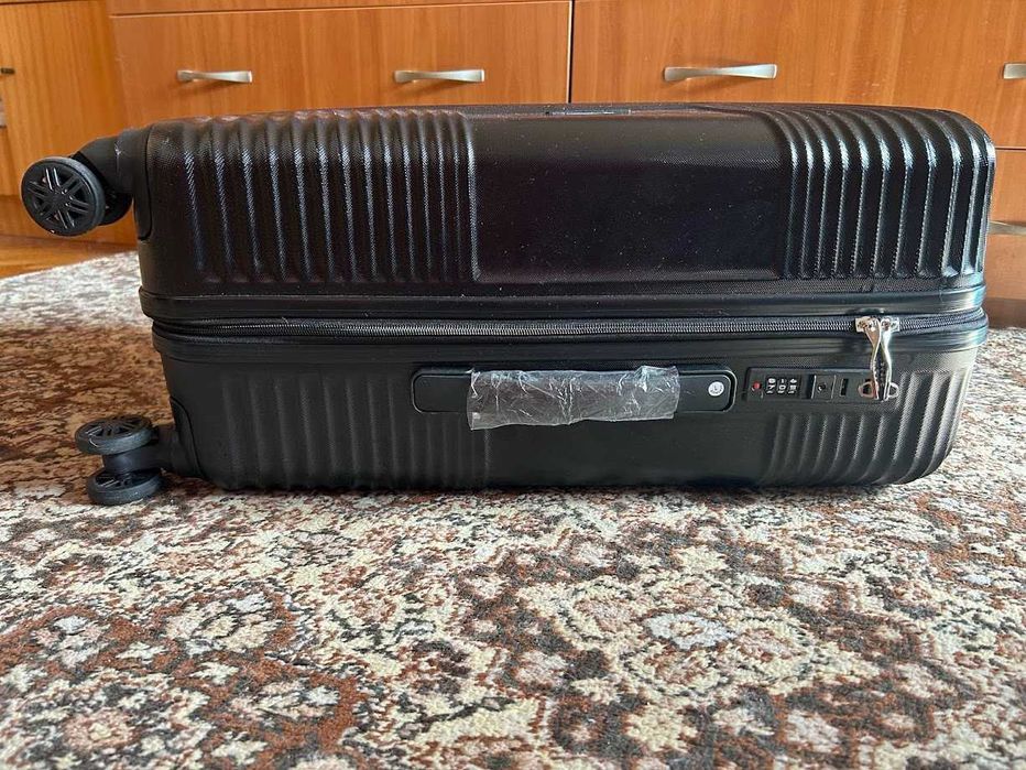 Нов пътнически куфар за багаж