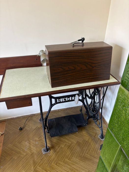 Mașină de cusut vintage Naumann – Stare de funcționare – Masă fontă Singer