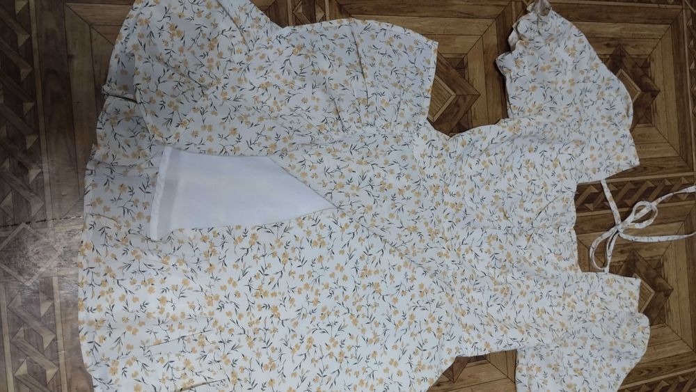 Платье белое с цветочками выше колен