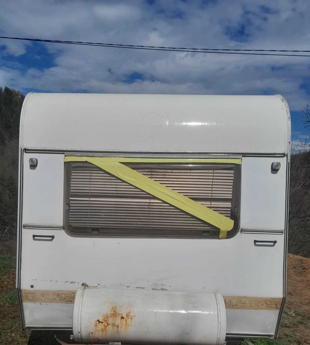 Седем метрова каравана с две оси и две спални