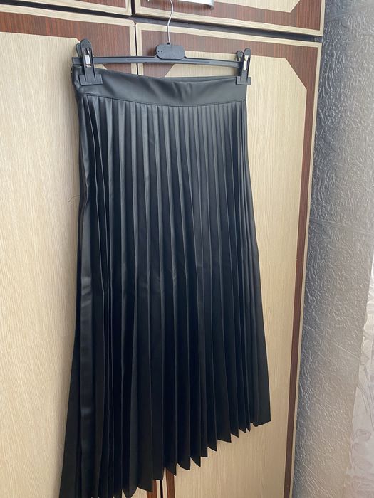 Кожена черна пола