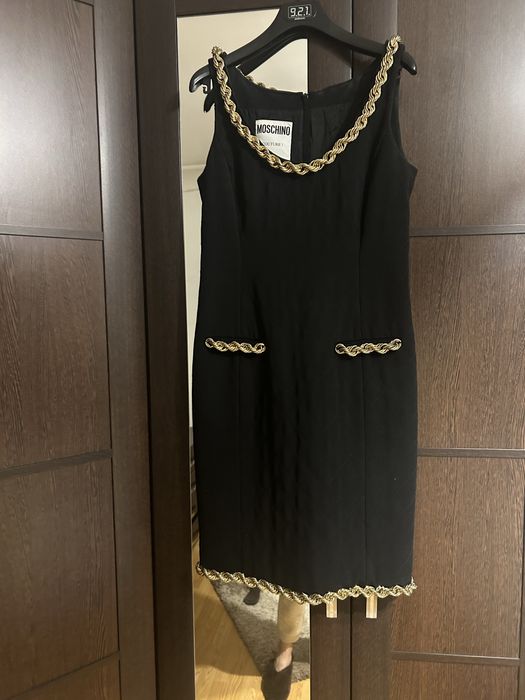 Rochie Moschino Couture neagra cu accesorii aurii