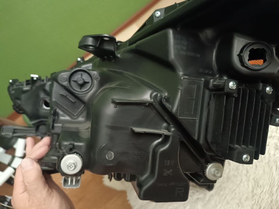 Продам фару правую