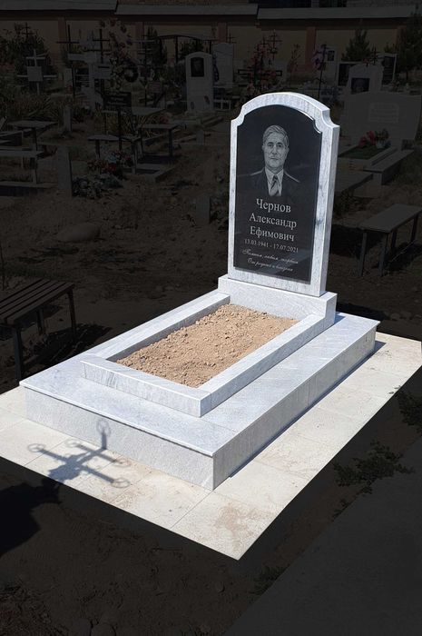 Памятник из белого мрамора