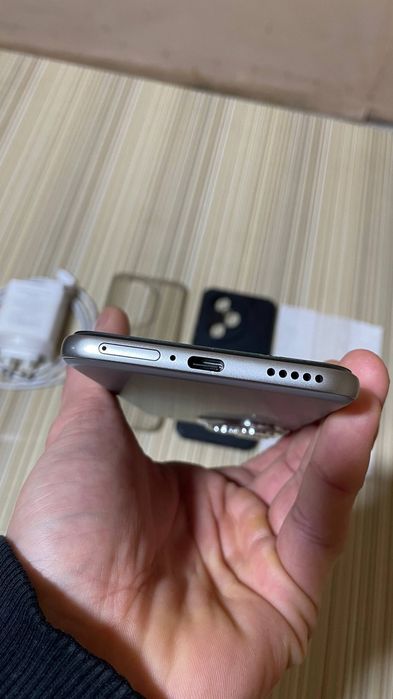 HONOR 400 Pro
Xotira: 12 GB RAM / 512 GB ROM 
Rang: Silver
Hola