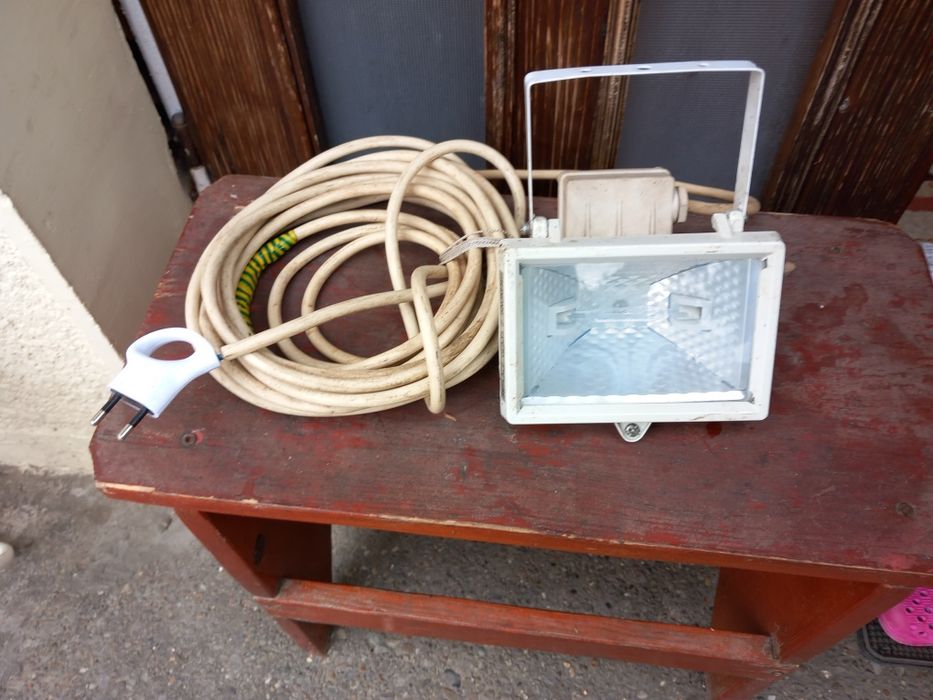 Proiector Alb cu halogen .