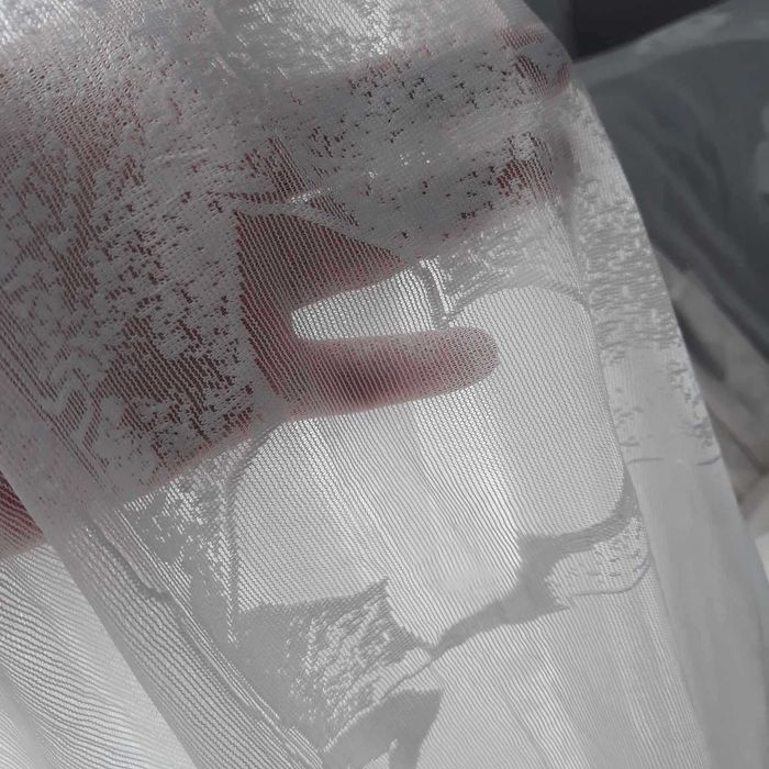 Перде с копринена нишка