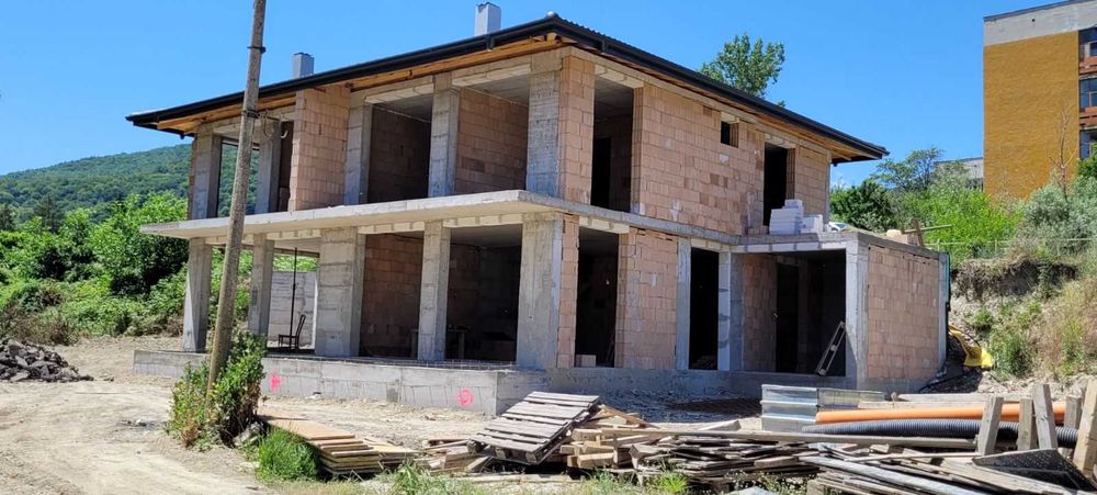 ПРОДАВА :Къща новострояща се с. Стража област Търговище