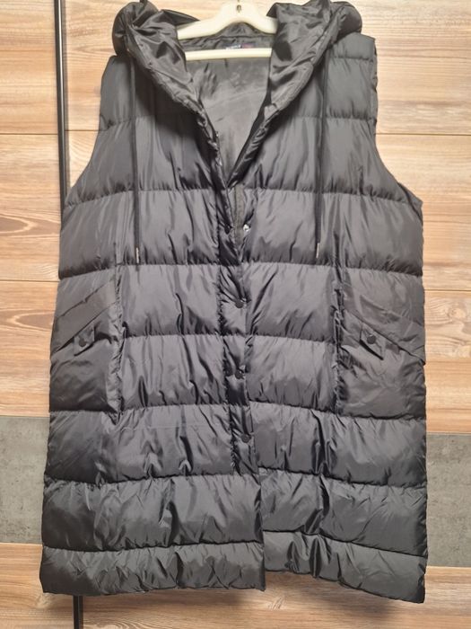 Дамски ватиран елек с качулка,с цип и 2 външни джоба.
- два страничн