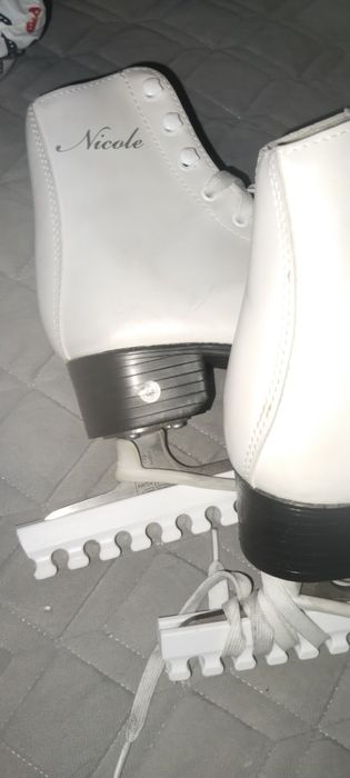 Продам женские коньки