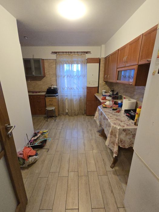 Apartament cu 3 camere de închiriat