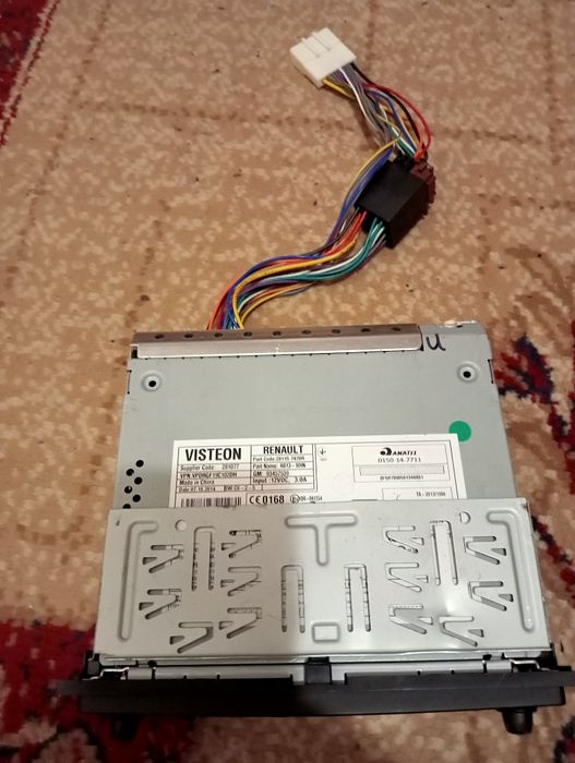 Продаётся   два  магниттфона,  автомобиль ных