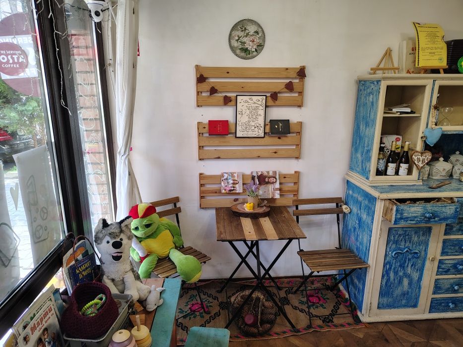 Продава се бизнес-кафе- магазин с топла точка за готова храна. На две нива по 35 кв. м.