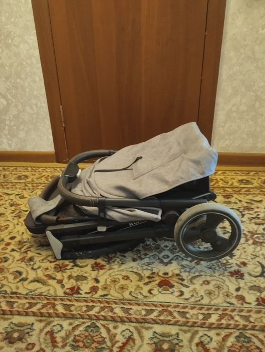 Стульчик для кормления + прогулочная коляска
