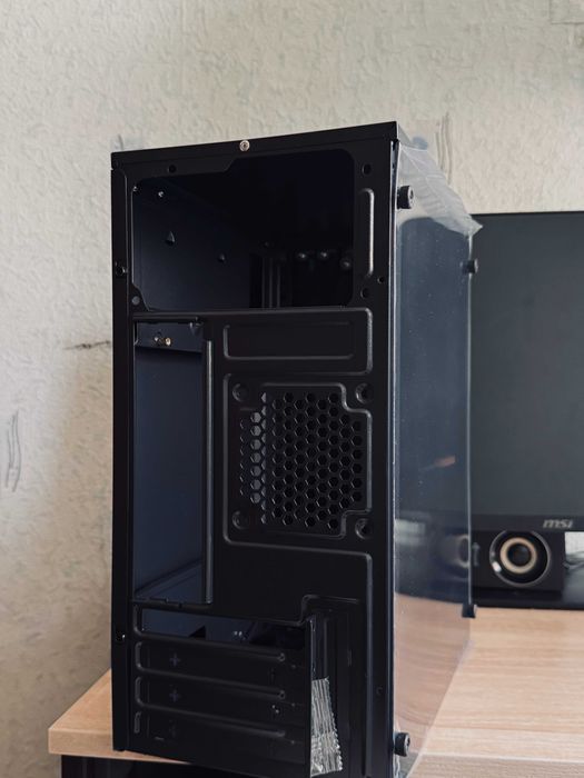 Корпус формата Micro-АТХ с боковой прозрачной панелью.