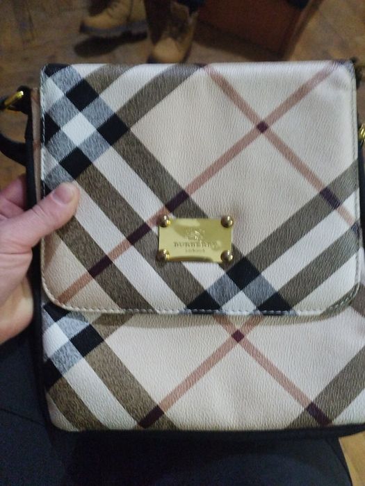 Vand geanta burberry folosita  ca noua