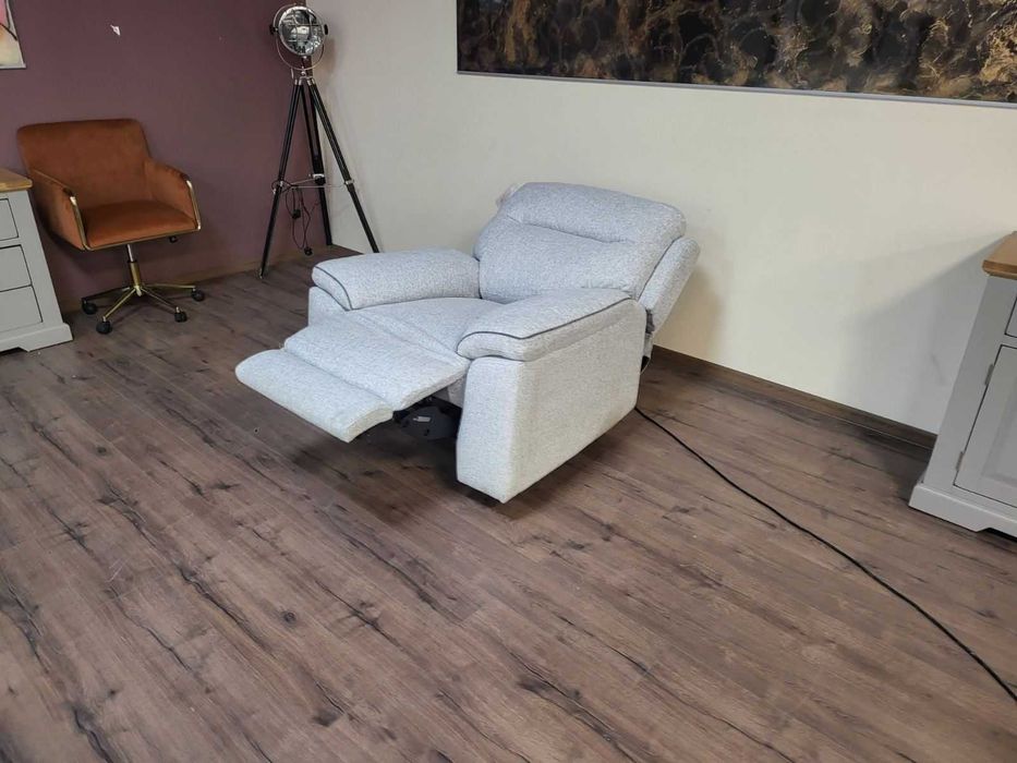 Светло сив фотьойл от плат с електрически релаксиращ механизъм