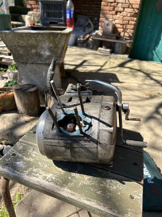 Продавам два мотора Балкан 50