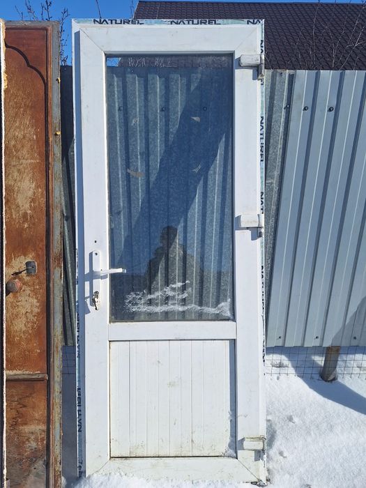 Продам пластиковую дверь
