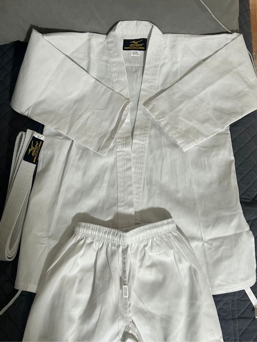 кимоно для карате с белым поясом