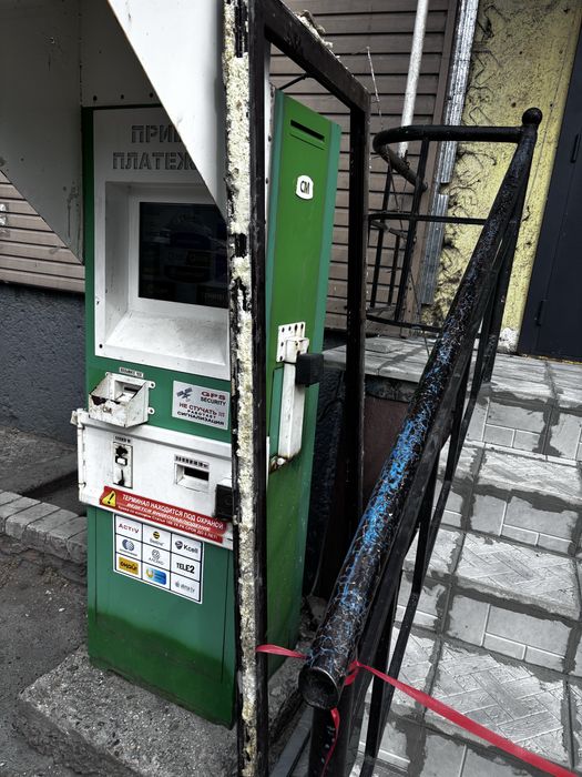 Продам пластиковую дверь