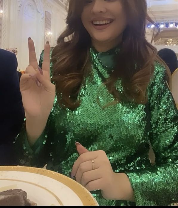 Зеленое шикарное платье в паетках