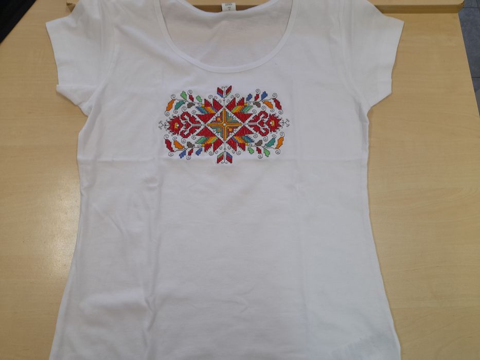 Дамска памучна тениска с БРОДИРАНА Българска шевица