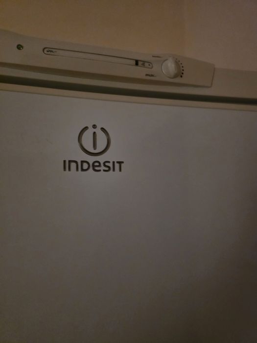 Холодильник Indesit (нерабочий) под восстановление или запчасти