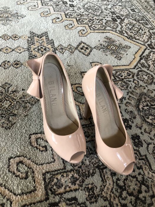 Женские туфли со стразами