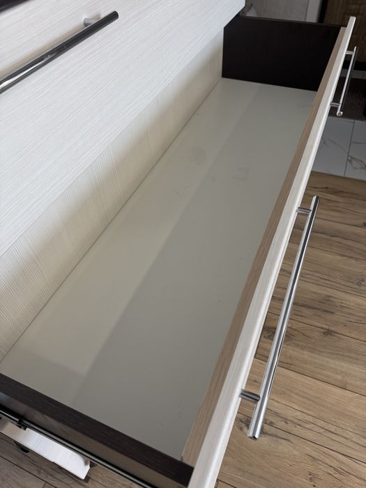 Комод в комплекте с зеркалом.