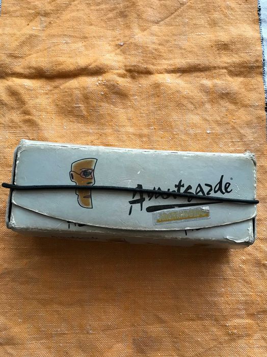 Продава слънчеви очила