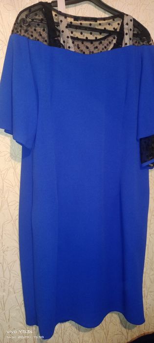 Продам два платья и зимнюю шапку.