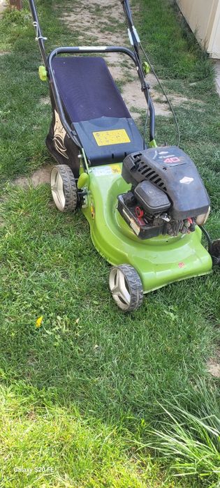 Masina de tuns iarba