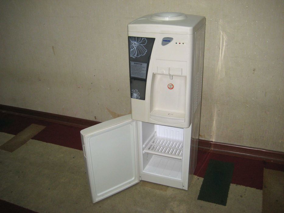 Кулер оригинал холдилник муздек ва иссик сув зур ишлиди деярли янги!